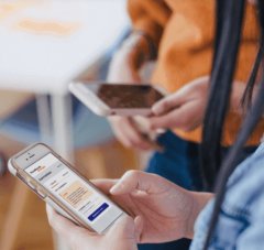 Iemand vraagt op de mobiele telefoon een bijdrage aan van het Noodfonds Energie